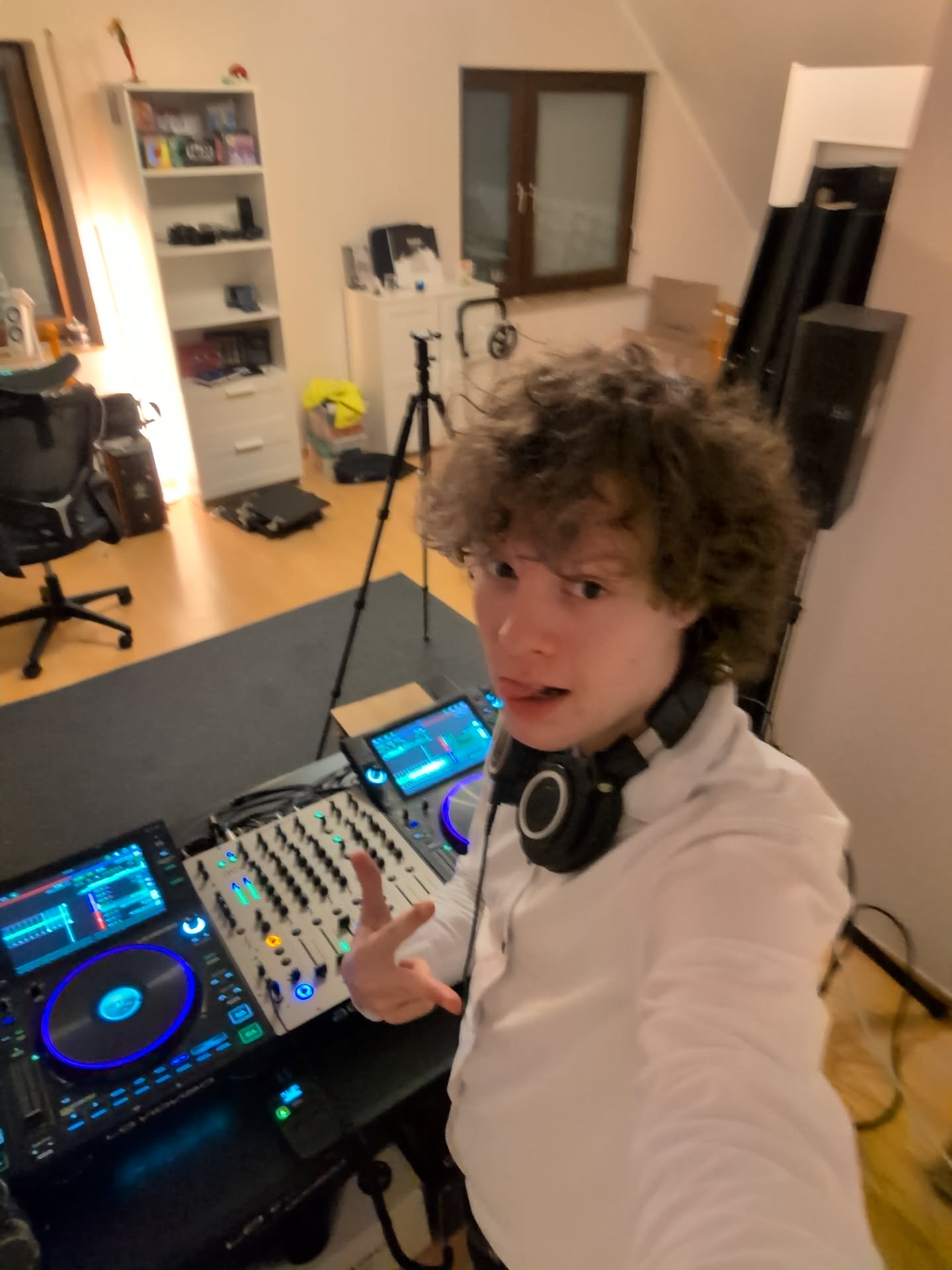 Finn am DJ-Pult